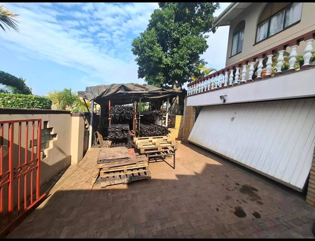 6 BEDROOM HOUSE FOR SALE IN OVERPORT